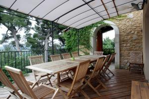 a wooden table and chairs on a wooden deck at Gite rural de Bergnes à l'ombre des grands pins in Campagne-sur-Aude