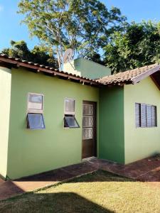 ein Gewächshaus mit einer Katze auf dem Dach in der Unterkunft Sua casa em Dourados in Dourados