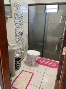 ein Badezimmer mit Dusche, Toilette und Waschbecken in der Unterkunft Sua casa em Dourados in Dourados