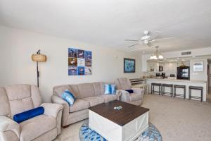 フォートマイヤーズビーチにあるPelican Watch #602 by Sun Palaceのソファ2つとテーブルのあるリビングルーム