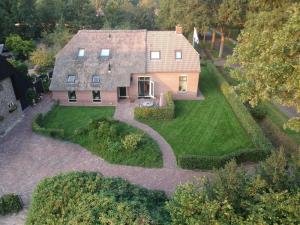 韦斯特博克Boerderij de Borgh的从空中俯瞰一栋带院子的房子。