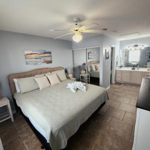 Postel nebo postele na pokoji v ubytování Condo in Gulf Shores King Suite + 37 fotografií