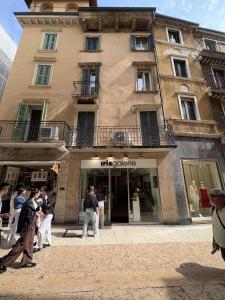 un gruppo di persone in piedi fuori da un edificio di Juliet Deluxe Apartment a Verona
