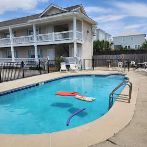 Bazén v ubytování Condo in Gulf Shores King Suite nebo v jeho okolí