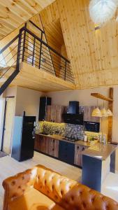 デヘラードゥーンにあるThe Brookside Bungalowの広いキッチン(ソファ付)