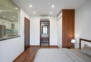 ハノイにあるLuxe Paradise Residence Trinh Cong Sonの大きなベッドとバスルームのある寝室 +43枚の写真