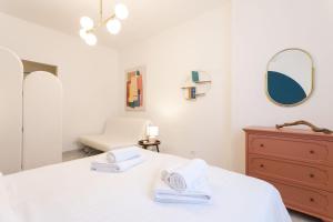 una camera da letto con un letto, un comò e uno specchio di Tolstoj a Milano