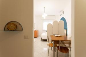 una sala da pranzo con tavolo e sedie di Tolstoj a Milano