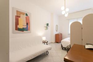un soggiorno con divano bianco e letto di Tolstoj a Milano