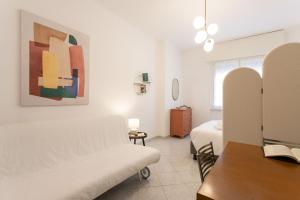 una camera da letto con un letto, una scrivania e un tavolo di Tolstoj a Milano