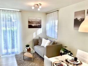 Posezení v ubytování RelaxApartments BLACK FOREST DIAMOND direkt an der Hornberger Freilichtbühne - Sonnenterrasse mit Blick auf das Hornberger Schloss, schnelles Internet, für bis zu 2 Personen