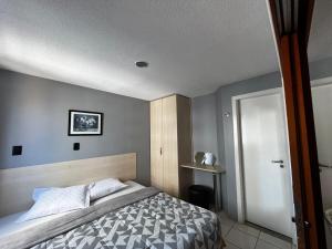圣路易斯America Flat Localização incrível em São Luís的一间卧室配有一张床,一扇门通往一个房间
