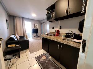 America Flat Localização incrível em São Luís的厨房或小厨房