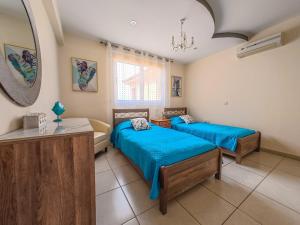 Ένα ή περισσότερα κρεβάτια σε δωμάτιο στο NISSI BEACH POOL VIEW APARTMENT FREE WIFI +43 φωτογραφίες