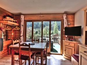 A television and/or entertainment centre at Charmant Studio Montagne Rénové, 4 Pers, Balcon Sud, Proche Centre - FR-1-458-106