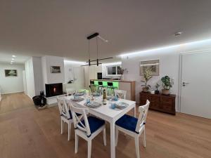 Posezení v ubytování seeglueck SEESEHNSUCHT - Exklusive Ferienwohnung mit Kamin Whirlpool-Badewanne und Seeblick auf der Halbinsel Höri