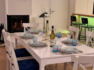 Nápoje v ubytování seeglueck SEESEHNSUCHT - Exklusive Ferienwohnung mit Kamin Whirlpool-Badewanne und Seeblick auf der Halbinsel Höri