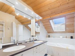 Ένα μπάνιο στο Chalet METCY 12 pers, Jacuzzi, 8km Gerardmer +40 φωτογραφίες
