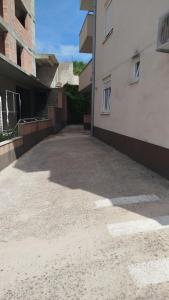 an empty parking lot next to a building at Apartaman Ana 5 in Kravlja