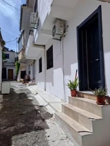 un edificio blanco con escaleras y una puerta en Vila Konti 42, en Durrës