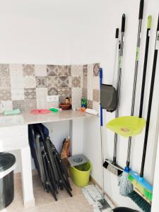 ein Raum mit Hockeyschlägern an einer Wand in der Unterkunft Casa Robles, casa con piscina y barbacoa in Partida de La Cañada