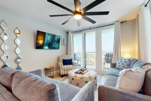 een woonkamer met een bank en een plafondventilator bij Nautilus 2507 in Fort Walton Beach