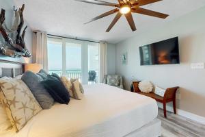 een slaapkamer met een bed met een plafondventilator bij Nautilus 2507 in Fort Walton Beach +35 foto's