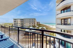 een balkon met uitzicht op het strand en de gebouwen bij Nautilus 2507 in Fort Walton Beach