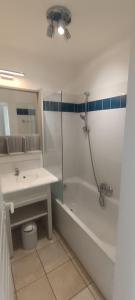 Ένα μπάνιο στο Appartement Vue Mer dans résidence 3 étoiles