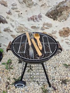 Gril dostupný pro hosty v apartmánu