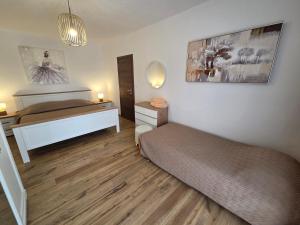 Postel nebo postele na pokoji v ubytování Apartments & Rooms Nensi