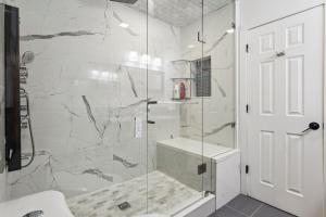 a bathroom with a shower with a glass door at Urban Nest Home 4bed 4bath Parking Baby Crib in Mississauga +27 photos
