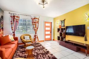 Μια τηλεόραση ή/και κέντρο ψυχαγωγίας στο Retro Tiki House with Hot Tub Near Beach