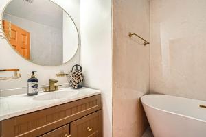 Ένα μπάνιο στο Retro Tiki House with Hot Tub Near Beach +15 φωτογραφίες