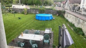 vista su un cortile con tavolo e sedie di Studio 20 m2 a Chamouilley