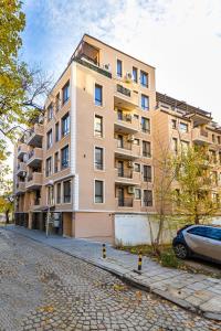 un edificio alto con un coche aparcado delante de él en TOP Center apt 'Pemena' FREE Private Parking, en Plovdiv