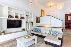 Μια τηλεόραση ή/και κέντρο ψυχαγωγίας στο Todimer Luxury Villa Herradura +50 φωτογραφίες