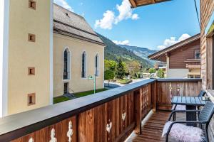 Un balcón con vista a una iglesia en Studio Hochzillertal mit Sauna, en Ried im Zillertal
