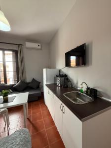 Kuchyň nebo kuchyňský kout v ubytování Estudio familiar con baño compartido SEVILLA DELUXE LOS ROSALES