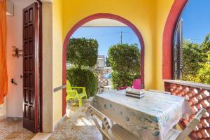 En balkon eller terrasse på Villetta Isla Bonita by BarbarHouse