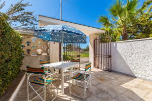 En terrasse eller udendørsområde på Villetta Isla Bonita by BarbarHouse