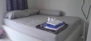 Amphoe Phon Thongเอสบีพูลวิลล่า的一张未铺好的床,上面有毛巾