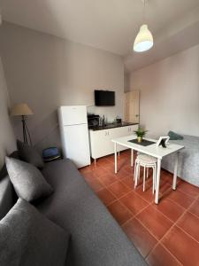 TV a/nebo společenská místnost v ubytování Estudio familiar con baño compartido SEVILLA DELUXE LOS ROSALES