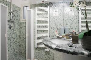 a bathroom with a sink and a shower at Your nest in Trastevere, the heart of Rome - Il vostro Nido nel cuore di Roma in Rome