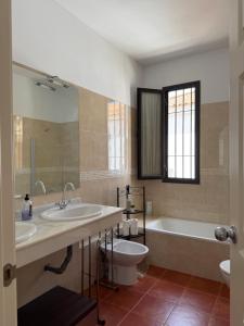 Koupelna v ubytování Estudio familiar con baño compartido SEVILLA DELUXE LOS ROSALES