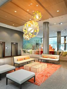 Coast Chilliwack Hotel by APA的休息区
