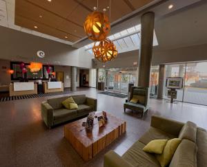 Coast Chilliwack Hotel by APA的休息区