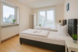 a bedroom with two beds and a window at SUNNYHOME Monteurwohnungen und Apartments in Schwandorf in Schwandorf in Bayern