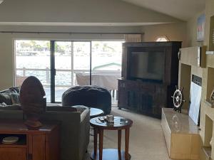 Μια τηλεόραση ή/και κέντρο ψυχαγωγίας στο Discovery Bay Home on fast water - 2,400Sq ft