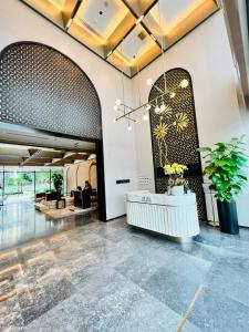 un hall d'accueil avec un bureau de réception et un mur de fleurs dans l'établissement Lumiere 2BR view Garden Pool with Free Gym Swimming, à Gò Công 69 autres photos